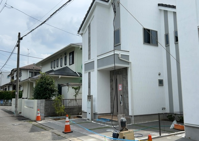 【外観】 | 道幅が狭い場所は比較的土地の値段が低いことが多く、また交通量が少ないため騒音が少なく静かな環境で過ごせます。また、小さいお子様がいるご家庭も安心です。一方で車の駐車が難しいというデメリットもあります。