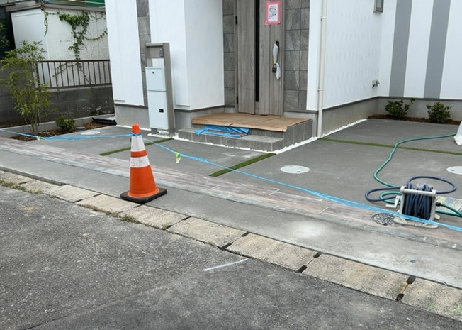 【駐車場】 | 車一台あたりに必要なスペースは、標準サイズの普通自動車で横幅2m50cm、長さ5mは必要になります。ただし、乗降のことも考慮して横幅3m30cm、長さ5m50cmほどは確保できるところを選びましょう。