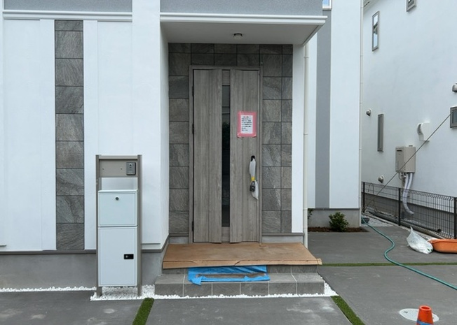 【セキュリティ】 | モニターで来訪者を確認して、目的が分からない場合はインターホンを通じて室内から会話することができます。怪しいと感じた場合はインターホン越しにお帰りいただくことができるので、直接会うことがなく安全です。