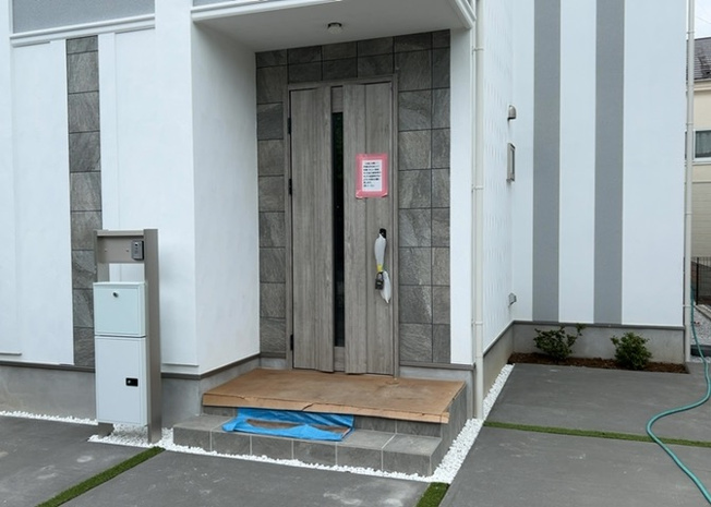 【玄関】 | 玄関は、狭すぎると複数人で使いにくく、広すぎても無駄な空間になりがちです。最低2畳を目安にして、家の広さとの兼ね合いや家族の人数を考慮して決めるとよいでしょう。現地を見学して快適な玄関を選びましょう！