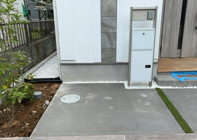 【冷暖房・空調設備】 | 基礎パッキング工法とは、床下の換気確保のため基礎と土台の間に緩衝材を挟み込む工法です。土台の下に数十センチの間隔で設置されるため、全体的な隙間が生まれます。床下換気口に比べて高い通気性が確保されます。