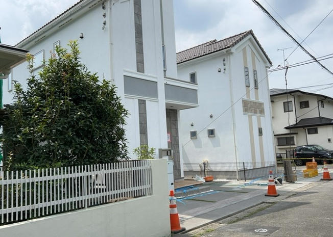 【前面道路含む現地写真】 | 住宅用の土地では前面道路に2m以上接していなければならないと法律で定められています。しかし、お持ちの車のサイズやライフスタイルなどにより、2mでは利便が悪い場合もございますので、事前に確認しましょう。