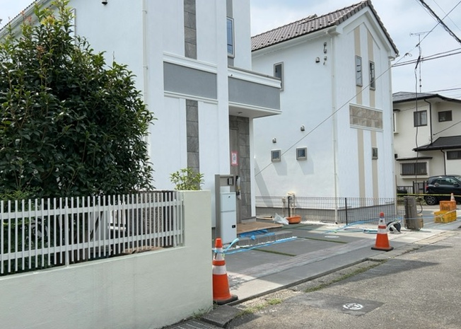 【前面道路含む現地写真】 | お持ちの車種によっては前面道路が広い方が便利でしょう。しかし、前面道路が広ければその分交通量が多くなるため、騒音などが気になる場合があります。実際に現地を見学し、周辺交通量や騒音などを確認しましょう！