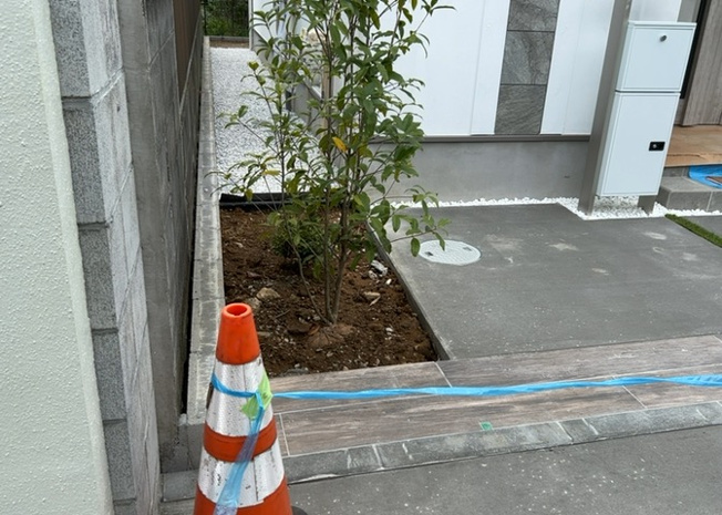 【庭】 | 庭があることでガーデニングや家庭菜園はもちろん、こどもの遊び場やペットを放して遊ぶことができます。また、家の周囲に余裕があるということです。隣地との間があれば、十分な日当たりと、風通しが確保できます。