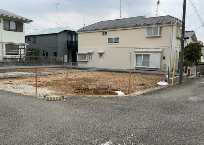 【バルコニー】 | バルコニーは、室外の専用スペースのうち、「屋根がなく開放された空間」であるものを指します。ベランダより広いタイプのものが多く、日当たりもよいため家庭菜園などを楽しみたい人にとって適した環境となります。