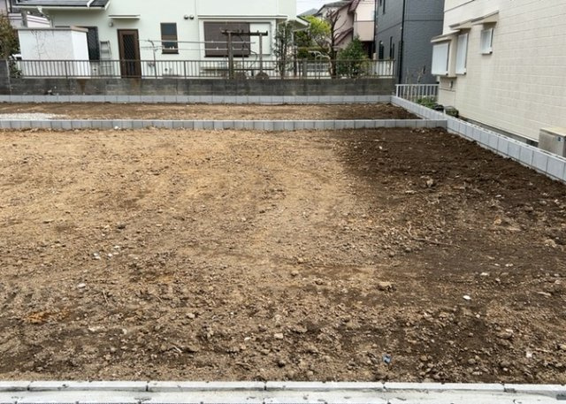 【外観】 | 現地に行くなら、物件の周囲の地形がどうなっているかを見ることも大切です。周辺より低くなっている土地では、大雨などで水が集まりやすいため、地盤が弱くなっているということも考えられるため、注意が必要です。
