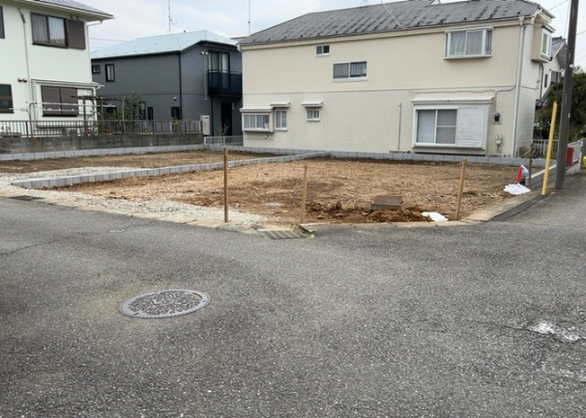 【前面道路含む現地写真】 | 道幅が広い場所は日当たりや風通が良好です。幅が広いのですれ違いも可能ですし大きな車でも駐車可能！一方で、大型車が通ることも多くなるため交通量の増加により騒音に繋がります。また土地の値段が高くなります。