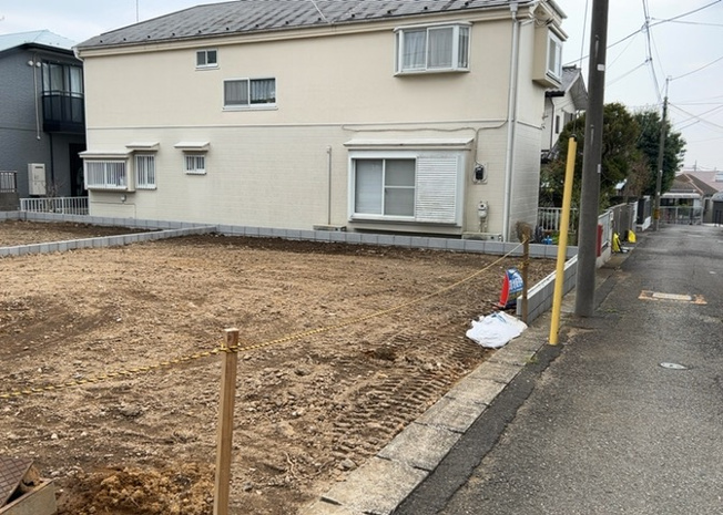 【外観】 | 現在は更地となっています。現地をご見学に行く際は、道路の幅や周辺の交通量、施設などをご確認頂くことをおすすめします！ある程度イメージをつけたいという場合は、同売主の施工事例や完成パースもお見せします。