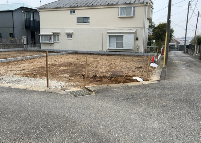 【庭】 | 庭のある家に住むことのメリットとして、子どもたちの遊び場を確保できること、ガーデニングや家庭菜園を楽しめること、明るさを確保できることがあります。また、配置を工夫することでプライバシーが確保できます。