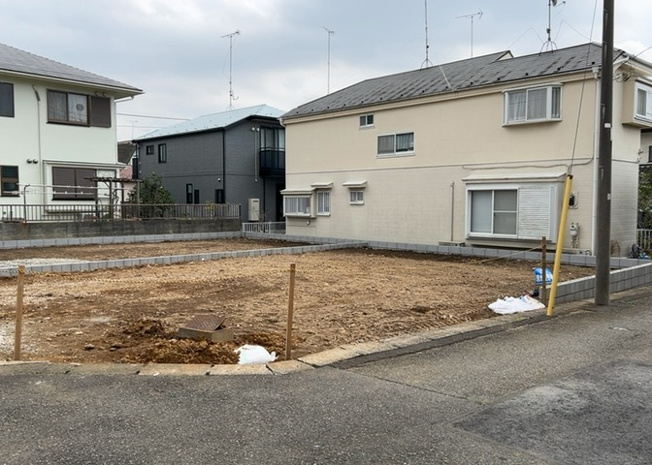 【玄関】 | 玄関ポーチにおいて最も重視すべきと言っても良いのが広さです。適切な広さの玄関ポーチでないと外見的なバランスは崩れてしまいますし、何より使いにくくなってしまいますので、現地で実際に下見をしてみましょう！
