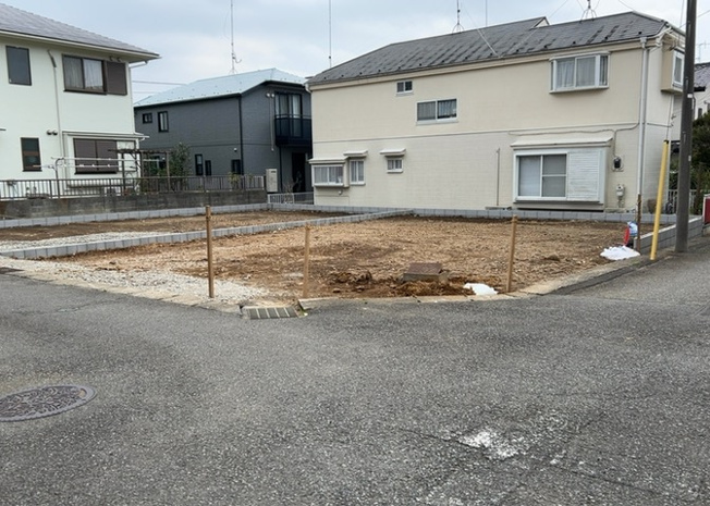 【前面道路含む現地写真】 | 住宅用の土地では前面道路に2m以上接していなければならないと法律で定められています。しかし、お持ちの車のサイズやライフスタイルなどにより、2mでは利便が悪い場合もございますので、事前に確認しましょう。