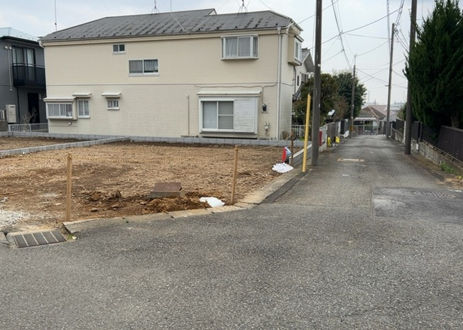 【前面道路含む現地写真】 | お持ちの車種によっては前面道路が広い方が便利でしょう。しかし、前面道路が広ければその分交通量が多くなるため、騒音などが気になる場合があります。実際に現地を見学し、周辺交通量や騒音などを確認しましょう！