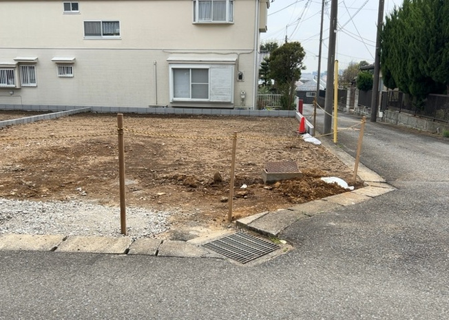 【駐車場】 | 駐車場と明記されていても、最小スペースでつくられた駐車場だと大型車は駐車できなかったり、出入りしにくくなったりする可能性があります。お車のサイズと購入したい物件の駐車場のサイズを現地で確認しましょう。