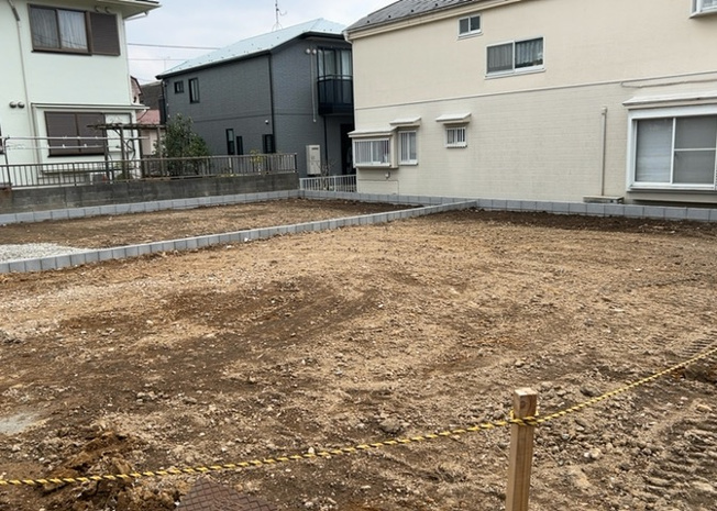【玄関】 | 玄関は家の顔でもあり、家族以外の目にも止まる場所です。玄関は外との間を仕切る扉、靴などをしまっておく収納スペース、靴脱ぎのたたきスペース、来客とのやり取りをするドアホンなど複数のアイテムからなります。