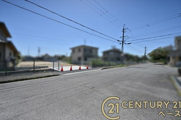磯城郡田原本町阪手　宅地１　建築条件なし土地の前面道路含む現地写真|■現地撮影写真■広々とした前面道路で運転もスムーズ！
