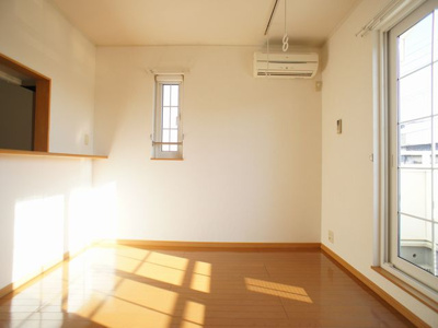 【居間・リビング】 | プレミールＥｓｔⅢ | 快適に過ごせるエアコンが付いています♪