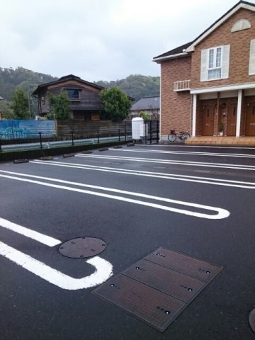 エレガンス喜入Ａの駐車場