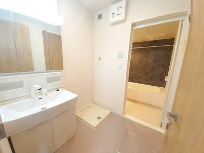 【洗面所】 | アダージオＡ | 明るい洗面所です