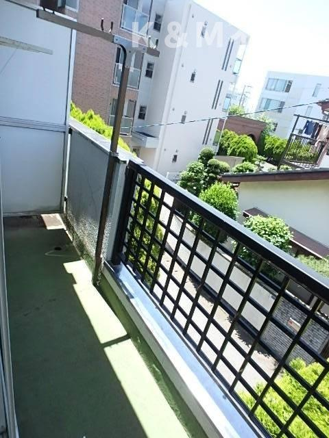 ジュネパレス塚本のバルコニー|暖かな日差しのふりそそぐバルコニー