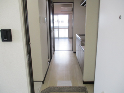 【玄関】 | トーマス国場 | ※室内写真は参考画像になります。