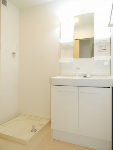 サニーエレガントハウスＢの洗面所|コンパクトで使いやすい洗面所