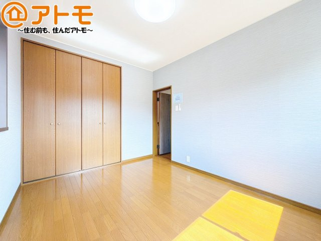 【寝室】 | 駿河区青木　中古戸建 | 収納スペースもしっかり確保したお部屋は、収納家具の数も減らせるのでお部屋を広く使えます！