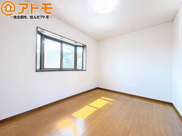 【子供部屋】 | 駿河区青木　中古戸建 | 壁と床がシンプルな色合いだからこそ自分だけの空間を作れます♪お部屋作りのイメージは順調でしょうか♪