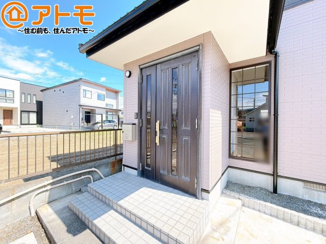 【玄関】 | 駿河区青木　中古戸建 | 落ち着いた色合いの玄関はダブルロックで防犯性に優れた仕様になっています♪