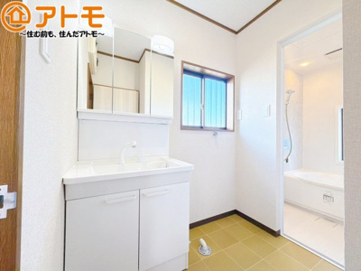 【独立洗面台】 | 駿河区青木　中古戸建 | シャワータイプの洗面台は、洗濯物の土汚れなどの予洗いもしやすいため、お子様のいるご家庭でも大活躍！