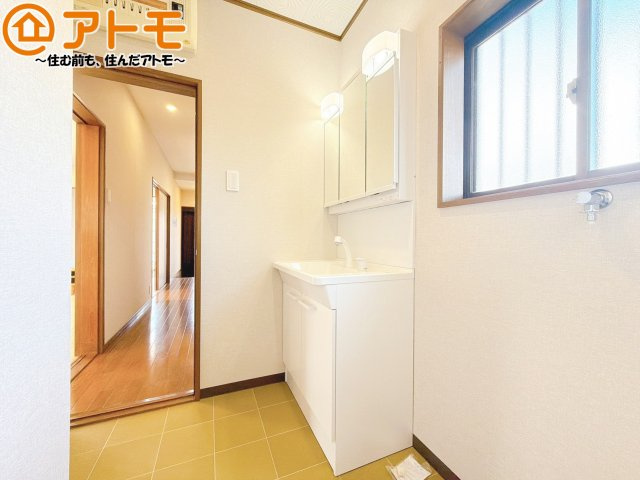 【独立洗面台】 | 駿河区青木　中古戸建 | 三面鏡の中は収納になっているため、スッキリとした洗面台を保つことができます♪