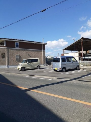 ブランド－ルの駐車場