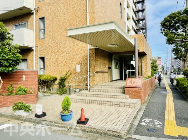 青戸第二ローヤルコーポのエントランス|【エントランス】マンションのエントランスは、その物件の印象を決める、顔とも言える場所です。毎日通る場所ですからきれいなのが一番です。エントランス内はオートロックですので暮らしの安全も確保されています。