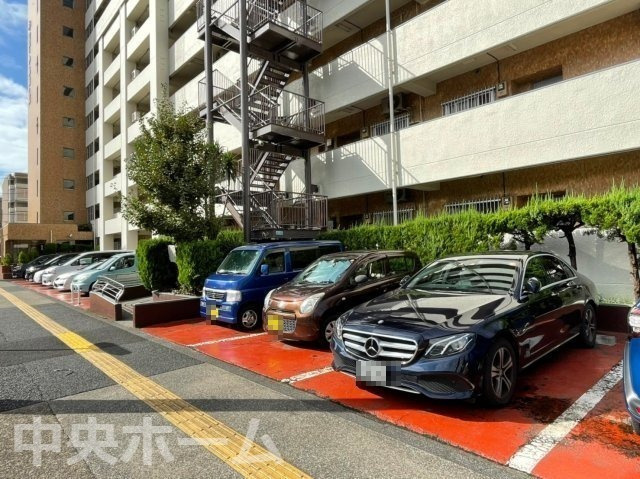 青戸第二ローヤルコーポの駐車場|【敷地内駐車場】最新の空き状況や費用などの詳細は担当スタッフまでお問い合わせください。