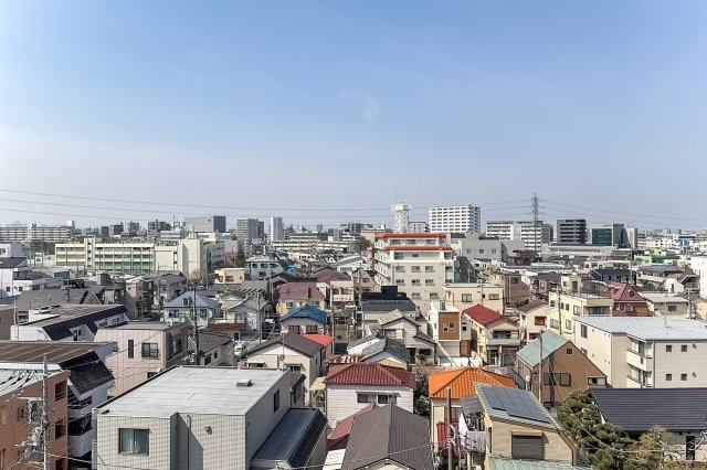 青戸第二ローヤルコーポの展望|手を伸ばせば、ふれることが出来そうな環境が、そのままインテリアになったような印象です。その豊かな眺望にふさわしい空間には、通風・採光にも優れ、心地よい光と風があふれています