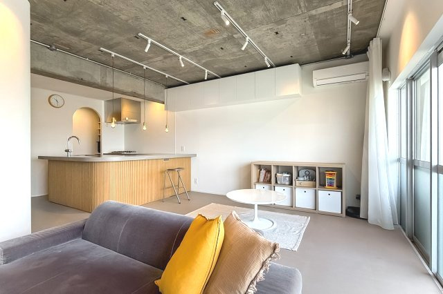 青戸第二ローヤルコーポの居間・リビング|【居間・リビング】「ＬＤＫは家族団らんをデザイン」広いＬＤＫでは家族が集まり一緒の時間を過ごせる工夫がされております。何気ない一日の当たり前のひとコマがいつか一生の宝物になります