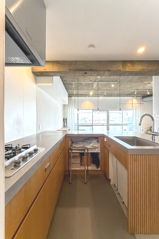 青戸第二ローヤルコーポのキッチン|収納豊富なシステムキッチン・パントリー