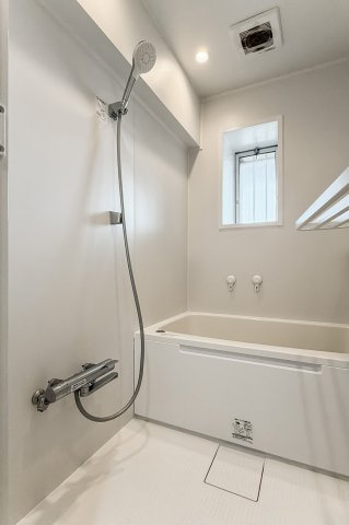 青戸第二ローヤルコーポの浴室|【バスルーム】暖房換気乾燥機付きシステムバスルーム。暖房・冷風・換気・乾燥など、毎日を快適に過ごせるうれしい機能が揃っています。雨の日の洗濯物も安心です。