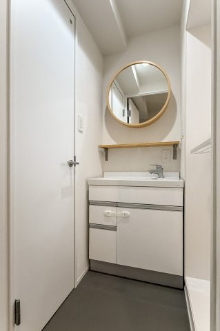 青戸第二ローヤルコーポの独立洗面台|【洗面化粧台】身だしなみを整えやすい事はもちろんですが、鏡の後ろに収納スペースを設ける事により、散らかりやすい洗面スペースをすっきりさせる事が出来るのも嬉しいですね