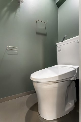 青戸第二ローヤルコーポのトイレ|【トイレ】 収納スペースをしっかりと確保した温水洗浄便座機能付きトイレ。温水洗浄便座は清潔にお使いいただくための大切なアイテムです。