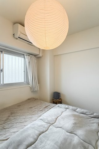 青戸第二ローヤルコーポの洋室|【洋室】快適に過ごす条件は、一人ひとり違います。だからこそ飾り過ぎないシンプルな内装と偏り過ぎないデザインで統一しております。居住していく中でオーナー様だけの【マイホーム】に創り上げて下さい