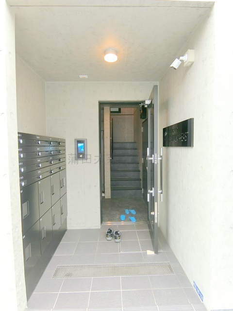 COCOFLAT蓮沼EASTのエントランス|防犯カメラTVモニター付オートロック宅配BOXメールBOX