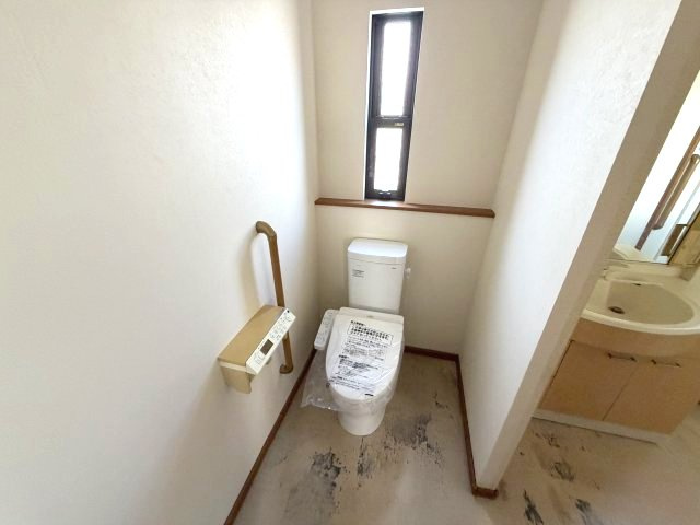 重住一丁目　戸建のトイレ