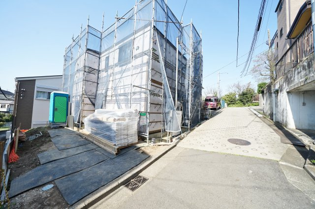 【自然と暮らす上菅田町】南東向きLDK×回遊動線×ZEH水準、家事ラク設備充実＋駐車2台の新築戸建ての前面道路含む現地写真|前面道路は落ち着いた住宅街に位置し、交通量も比較的少なめ。周辺は静かな住環境が広がり、日々安心して暮らせるロケーションです。