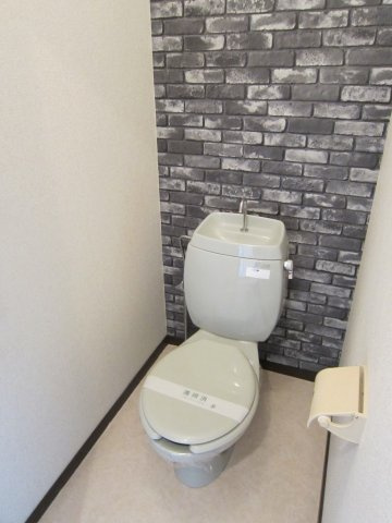筑波ユニバーサイドのトイレ|アクセントクロス張りのおしゃれなトイレです