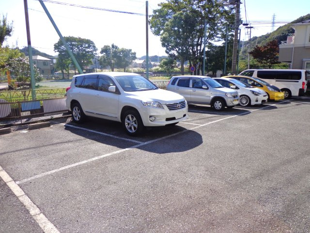 ハイフォーレストAの駐車場