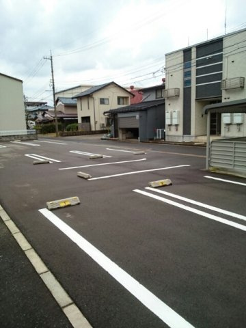 ジュネス・アルモニーの駐車場