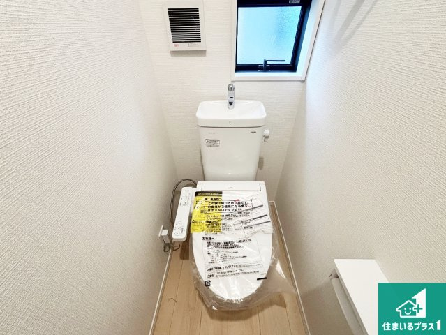 奈良市東九条町　第21期　新築一戸建て　のトイレ|1・2階の2ヶ所にあるので、朝の忙しい時間の順番待ちもなく、深夜の利用にも大変便利です。