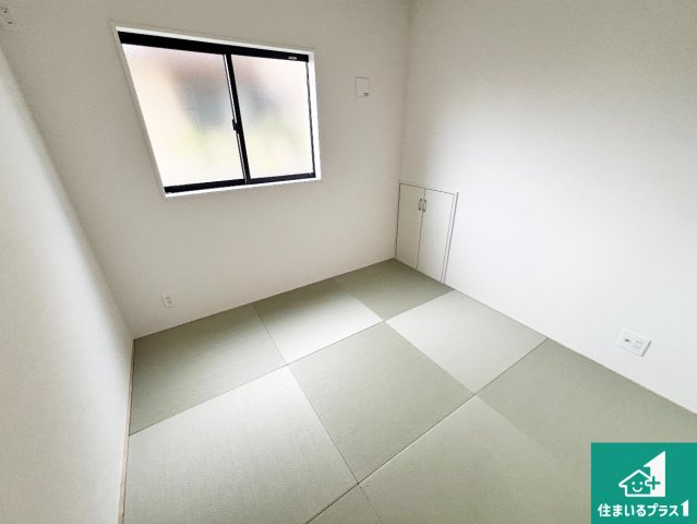 奈良市東九条町　第21期　新築一戸建て　の和室|一室あると便利な和室は客間としてだけでなく、小さなお子様のプレイルームや食後のくつろぎスペースとしてもご利用いただけます。収納もついていますので大活躍間違いなし！