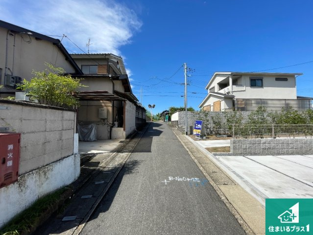 ★19(土)～23(祝)現地見学可能！★宇治市宇治下居　限定1邸の前面道路含む現地写真|周辺は閑静な住宅街！前面道路広々で車の出し入れも便利です。駐車が苦手な方でも安心して車庫入れできます！
