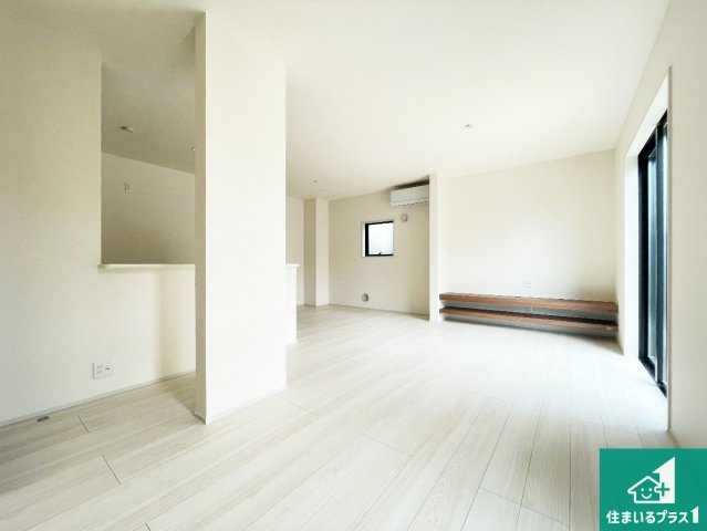 ★19(土)～23(祝)現地見学可能！★宇治市宇治下居　限定1邸の居間・リビング|シンプルなリビングは、観葉植物等のインテリアを楽しめますね！パパ好みにも、ママ好みにも家具次第で雰囲気を変えることができます！